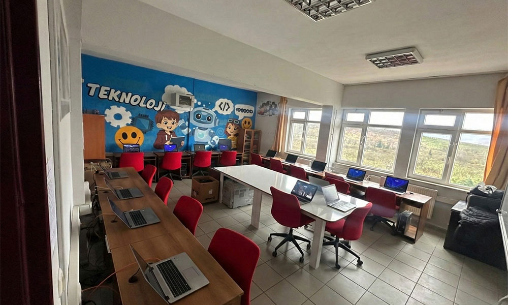 Dijital Adım Projesiyle Ortaokul Öğrencileri Yapay Zekâ Çağına Hazırlanıyor
